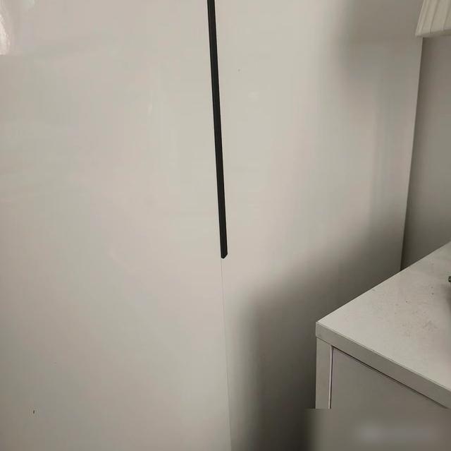 笑到肚子痛！最近刷到好多网友的装修翻车照，太离谱了——阳台装推拉门，开了能踩空；