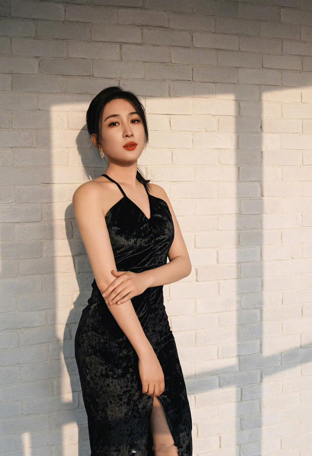 马苏，这位才华横溢的女演员，不仅凭借出色的演技赢得了观众的喜爱，她那独特的魅力也