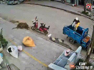 江苏宿迁一位爷爷带孩子时，把孩子放在电动三轮车上玩耍，谁料孩子走着走着，突然走到