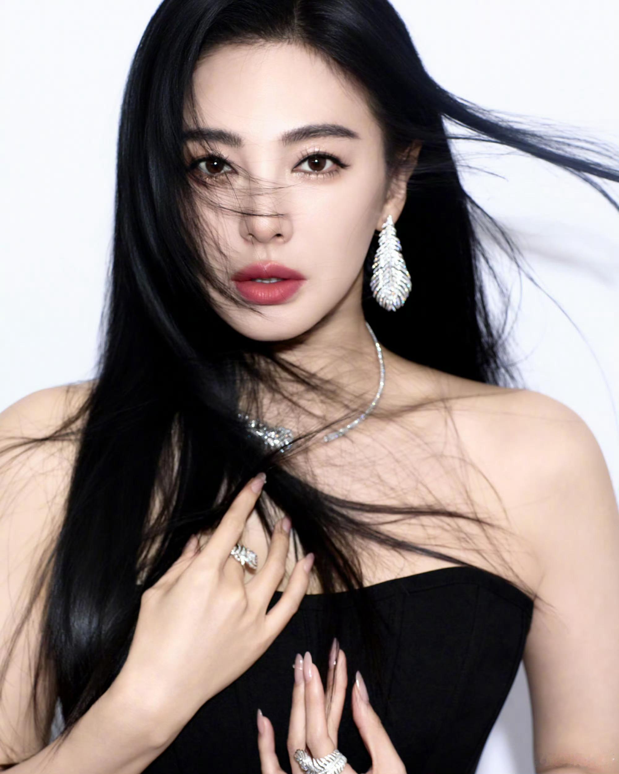 张雨绮忙了一整年不管是影视作品，还是在时尚的红毯上面，真的是都非常的闪耀呀，