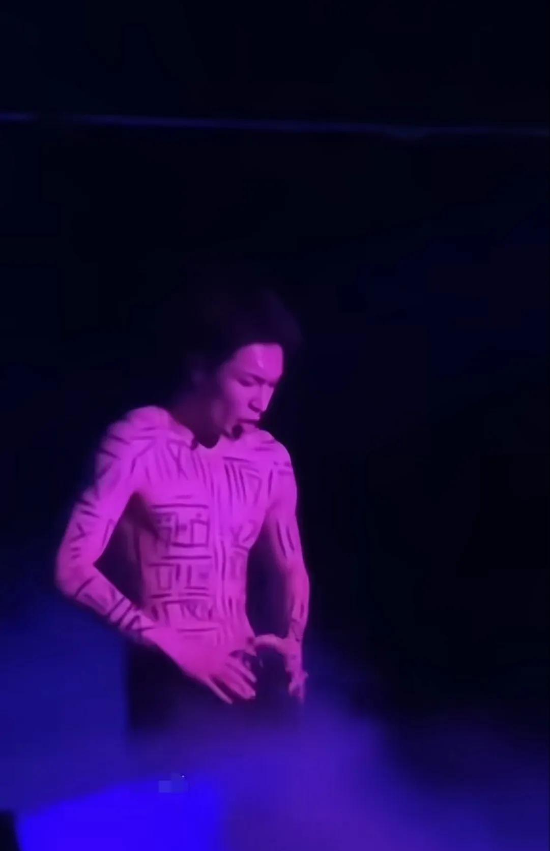 晚上那野狼，白天那是小绵羊，张艺兴的纯和欲，两者反差谁懂啊！#男演员的颜值#