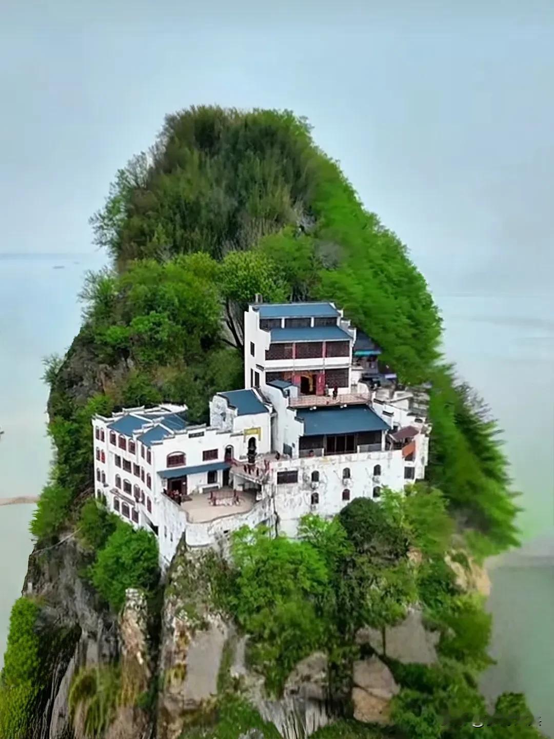 香港一位土豪花3000多万买下一座孤山，用了1000多万建成的房子，居住享受退休