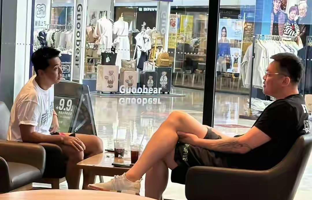 广东宏远男篮总经理朱芳雨和同曦男篮王震总经理一起喝茶，两支球队会有交易还是促成三