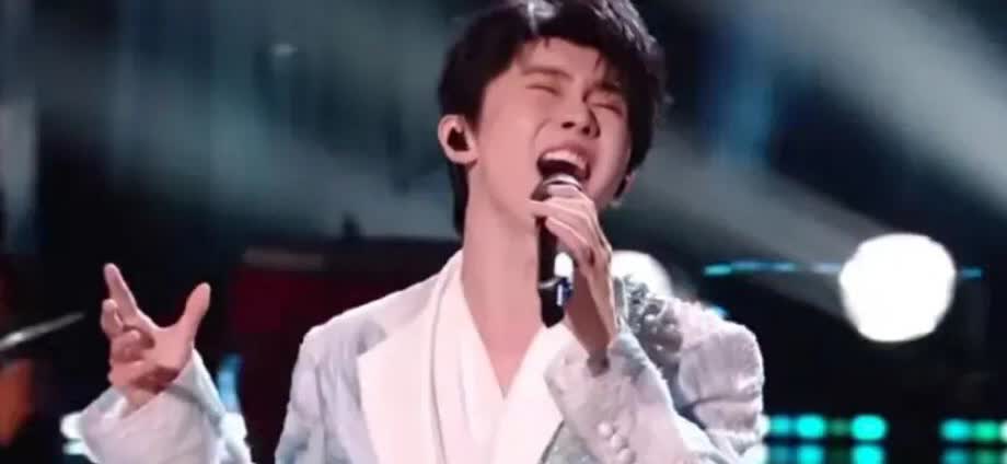 原以为《歌手》最火的话题肯定是陈楚生拿第一，或者马嘉祺被淘汰。结果万万没