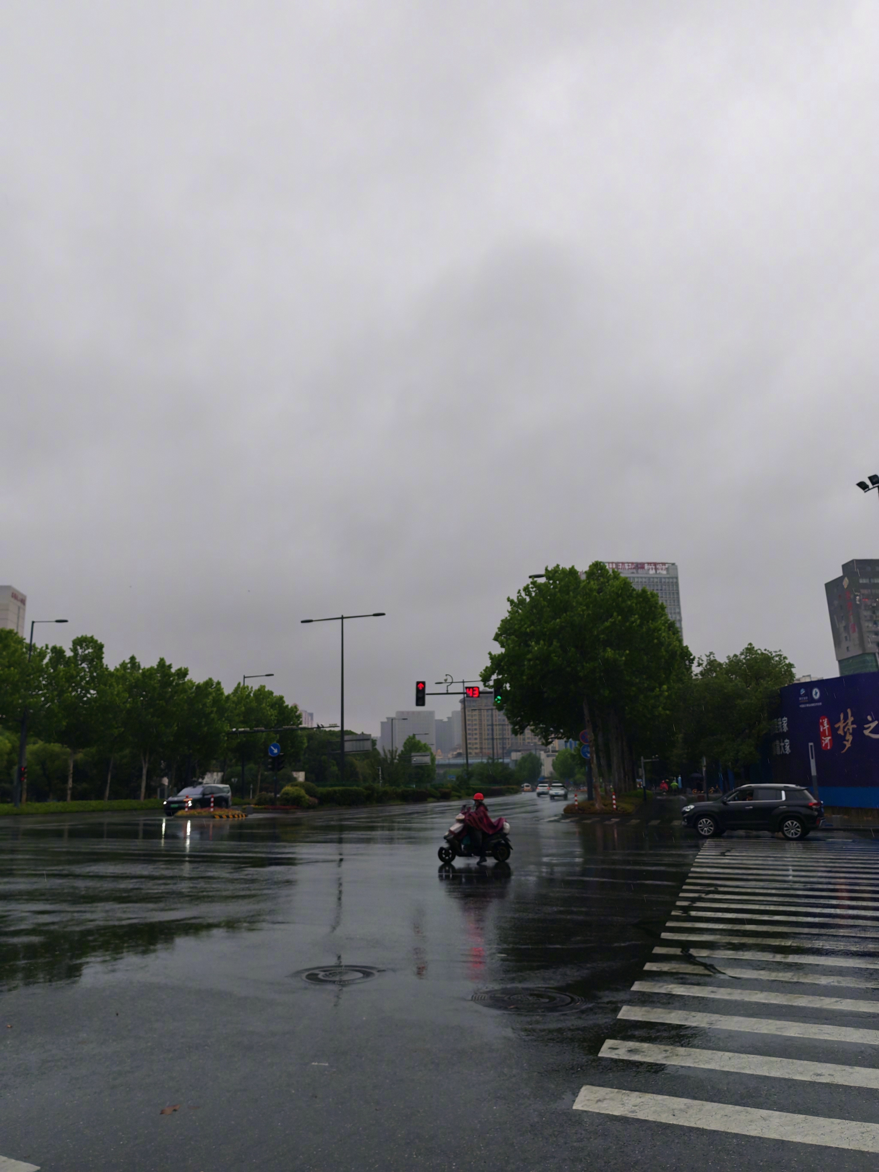 【#安徽今日有雨局部暴雨#】6月1日，江淮大地继续被笼罩在雨水中。气象部门发布的
