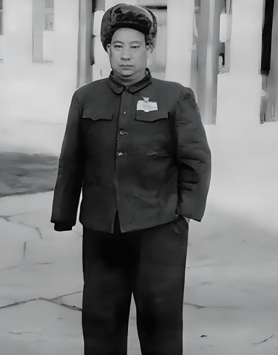 1938年，贺炳炎去收编一支民众自卫队，对方首领原是东北军出身，仗着手上有700