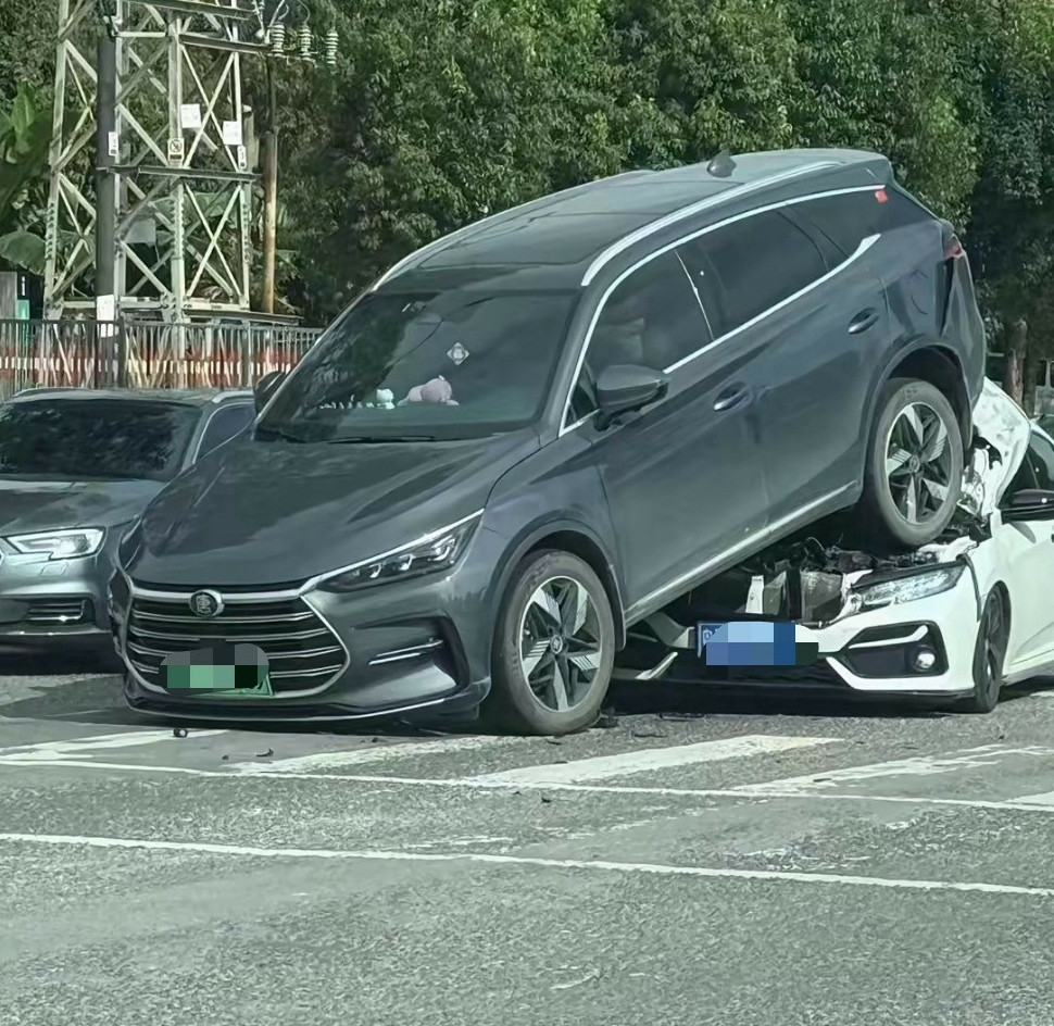 这是怎么上去的？追尾也达不到这效果吧