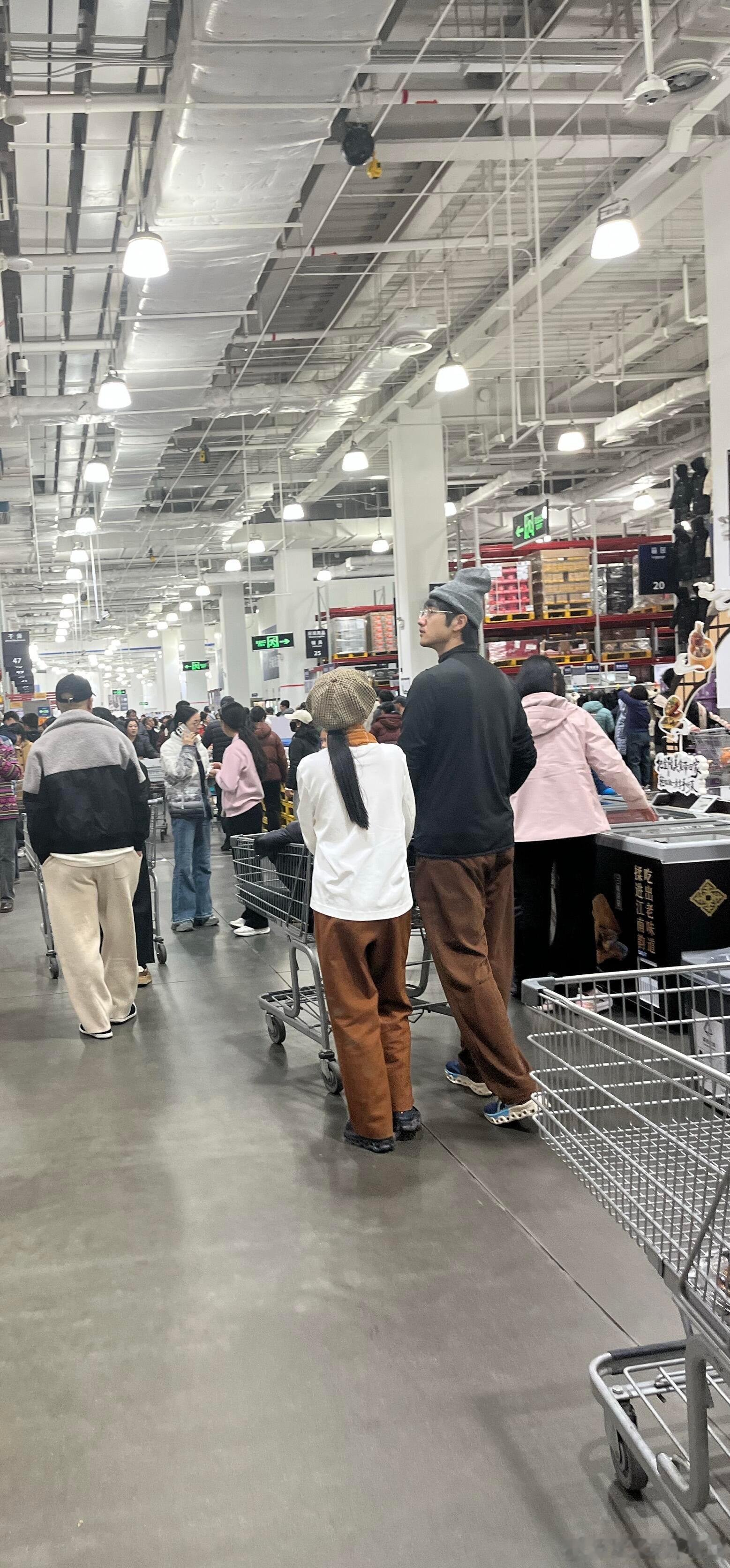 金莎孙丞潇超市购物有网友偶遇了金莎孙丞潇在超市购物，孙丞潇人好高啊在人群里特别