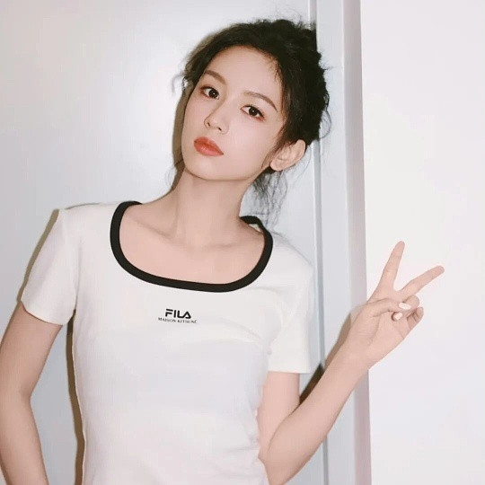 周也我和她谁可爱这题根本不用纠结，周也赢在“反差萌的名场面”，而你赢在“独一份的