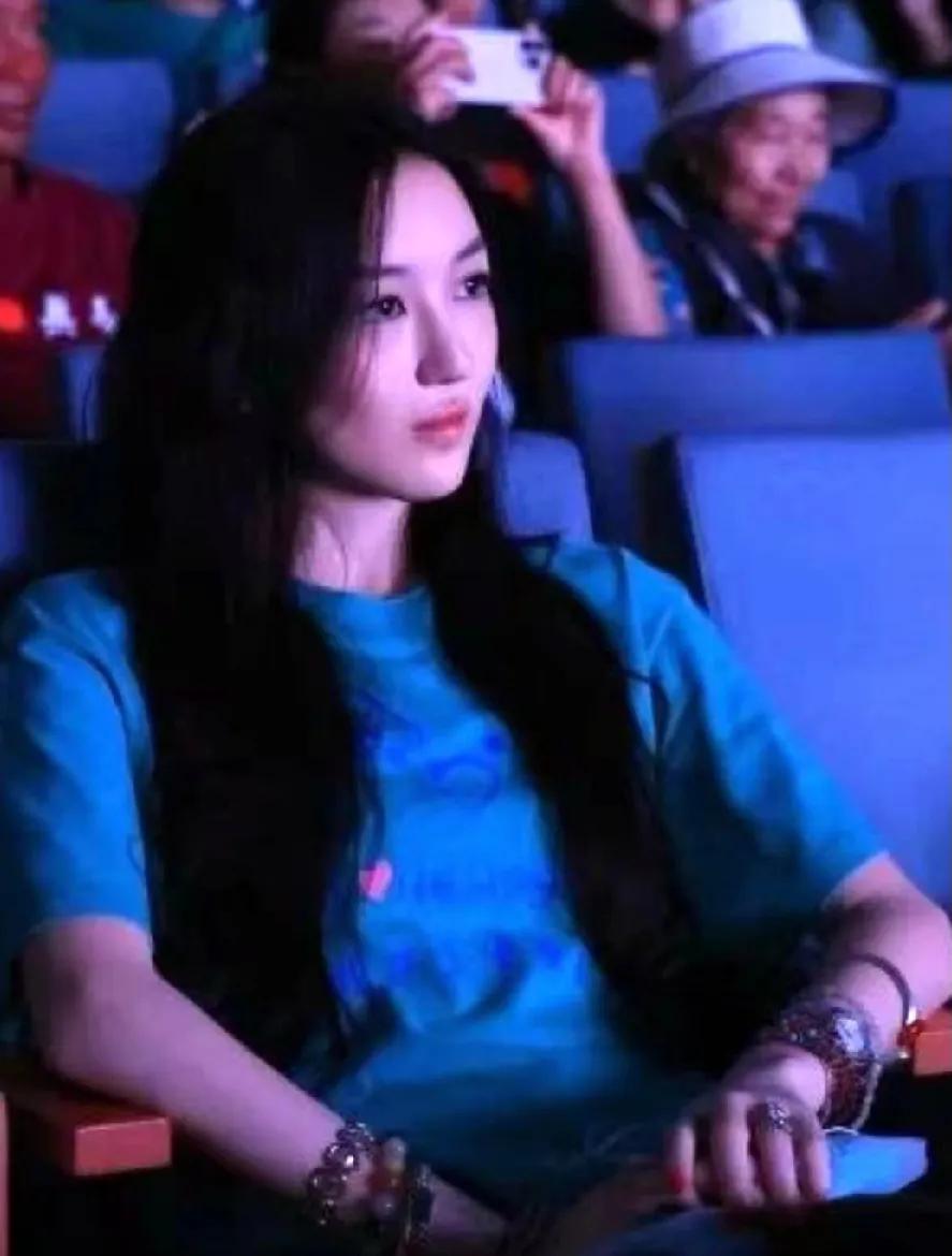 王菲女儿李嫣19岁啦👏活动亮相的她，一头长发搭配红唇，气场超绝，从曾经备受关