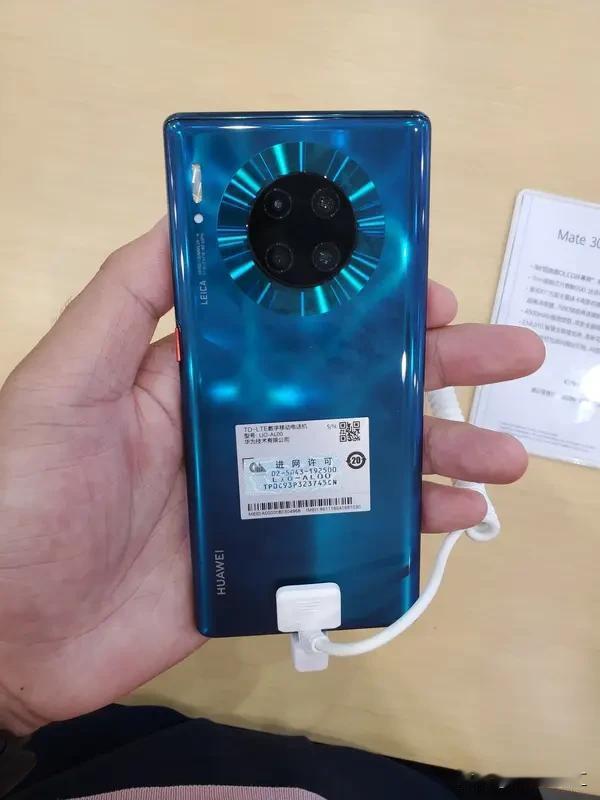 下一部手机买苹果还是华为，这还挺让人纠结。有人觉得苹果好，像五年前四千多买的苹果