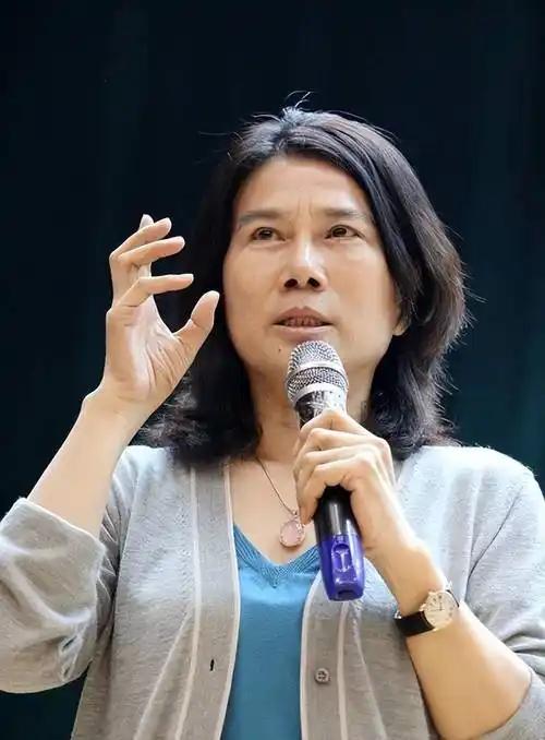 董明珠年薪500万交税200多万，主动喊话给自己加税，打脸多少拿1元年薪的富豪！