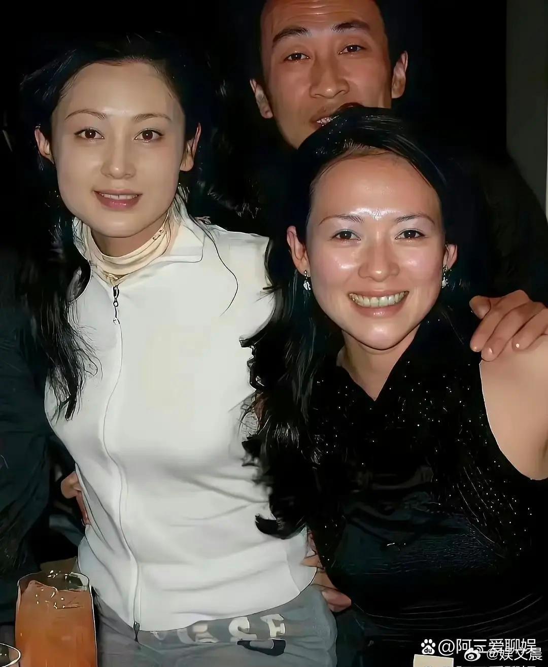 陈红与章子怡的这张旧照，微醺氛围感十足，褪去精致包装，流露出来的是不加修饰的真实