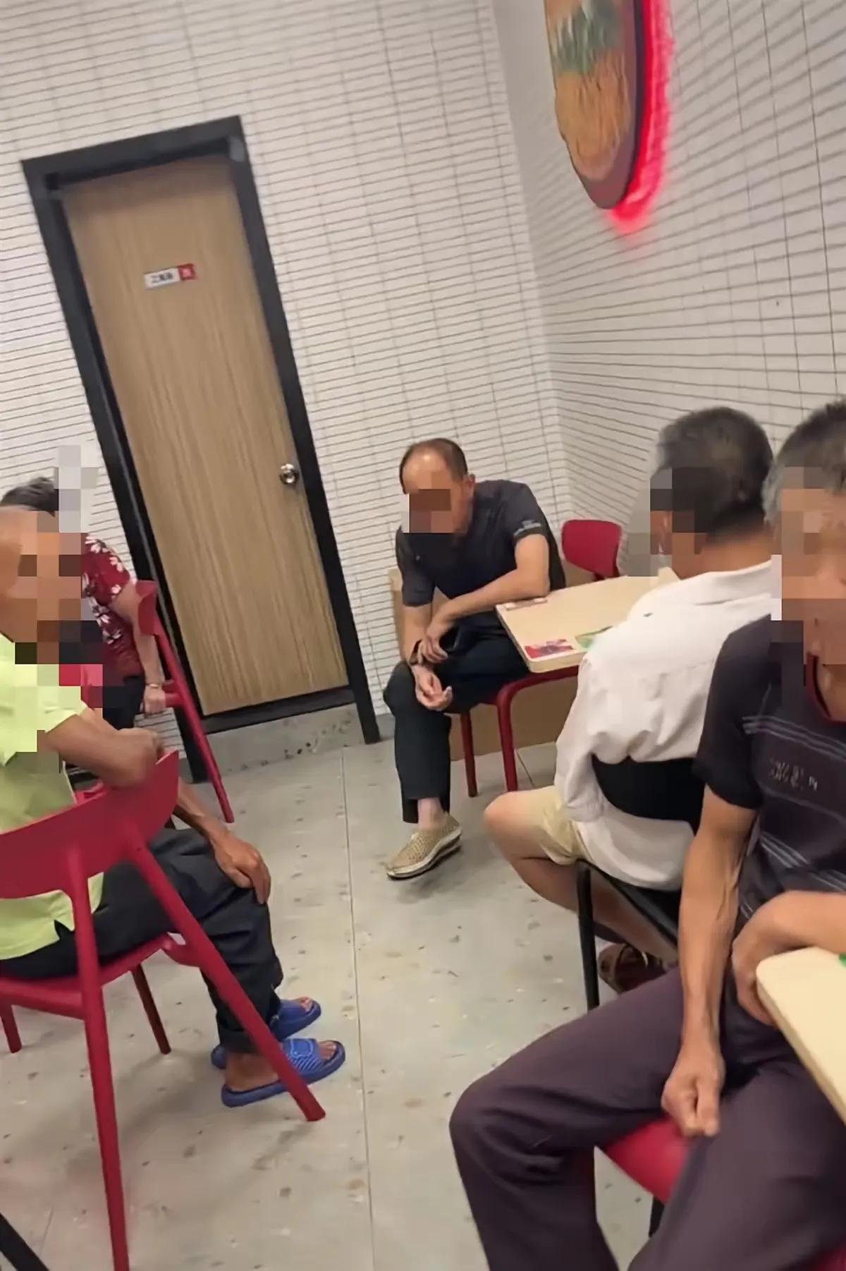 38度高温下，华莱士店员嗓子都喊哑了——“这里不是老年活动中心！”
