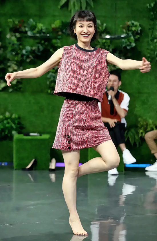 吴昕，162cm，跳小天鹅舞，一双小脚很完美