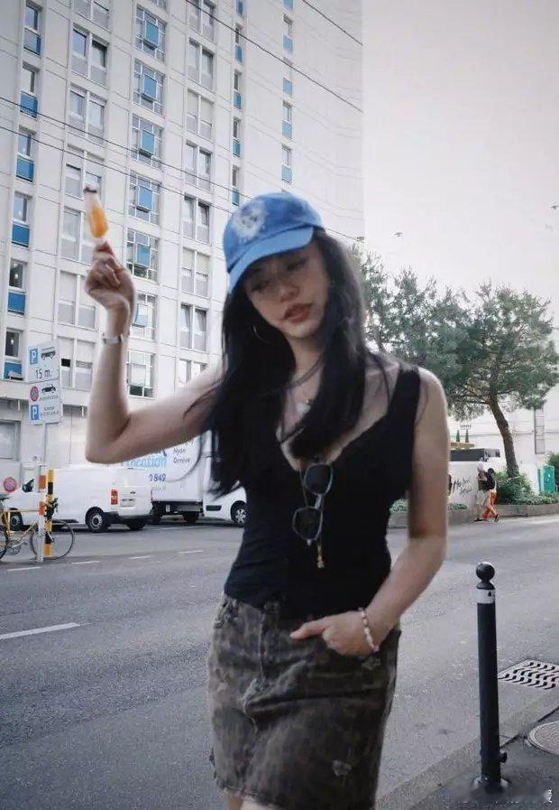 姚晨身穿黑色吊带搭配豹纹短裙，松弛潇洒活力满满。​​​