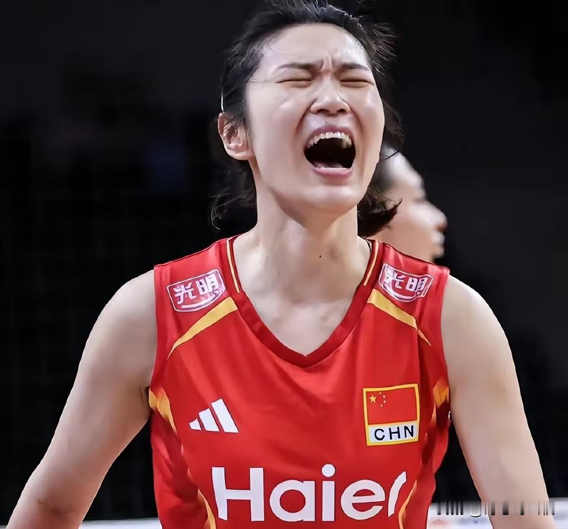王梦洁发文，告别香港返回北京，澳门再见王梦洁写道：“香港站收官，感谢每一位球