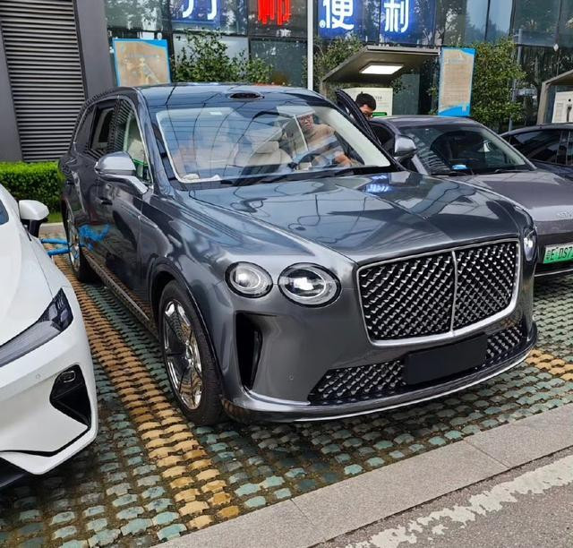 [捂脸哭]听说这是追觅汽车，还没有确定logo？？？​​​