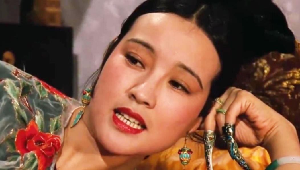 公元1880年，守寡27年的慈禧，变得犯困厌食，还恶心想吐，肚子也微微隆起。两位