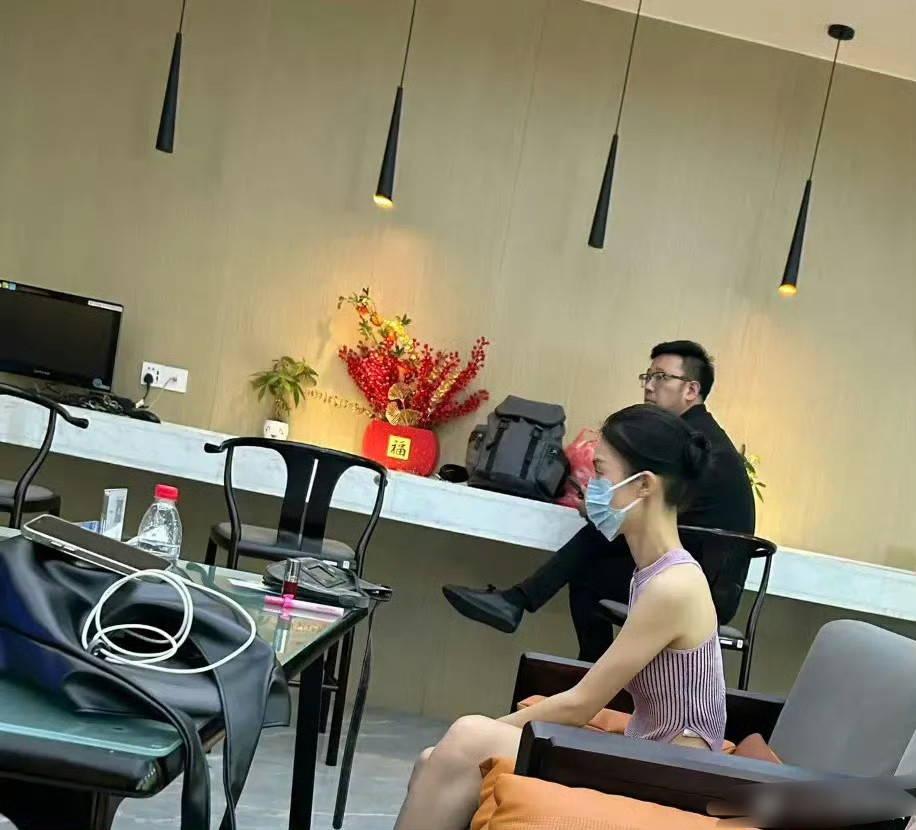 金晨这类骨头架子到底哪里美，感觉像大头娃娃