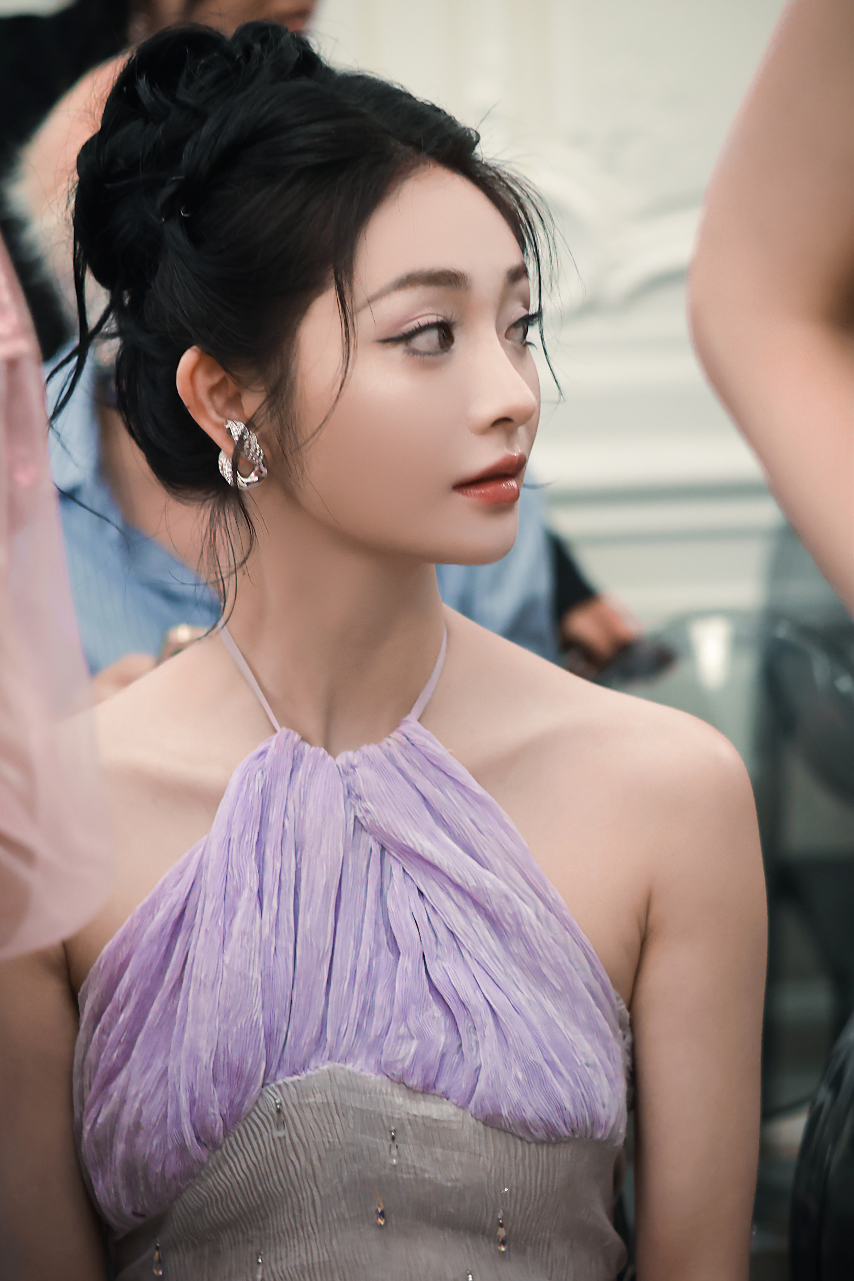 周洁琼挂脖紫色吊带裙，气质如兰，清丽诱人周洁琼