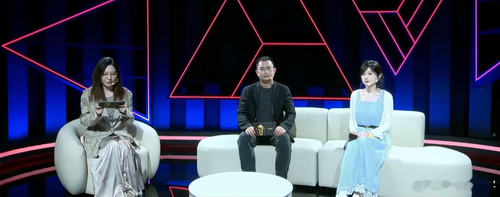 这次电竞世界杯说是好像因为沙特那边的宗教原因会对女解说主持有着装要求，不能漏胳膊