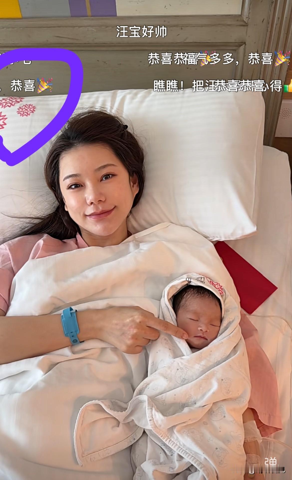 破案了，破案了！别再吐槽马筱梅住的产房环境普通啦！马筱梅的一张产后照片，枕头