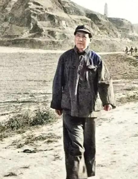 想来谁有毛主席难？当时的延安，弄到几乎没有衣服穿，没有纸、没有油、没有鞋袜，在冬