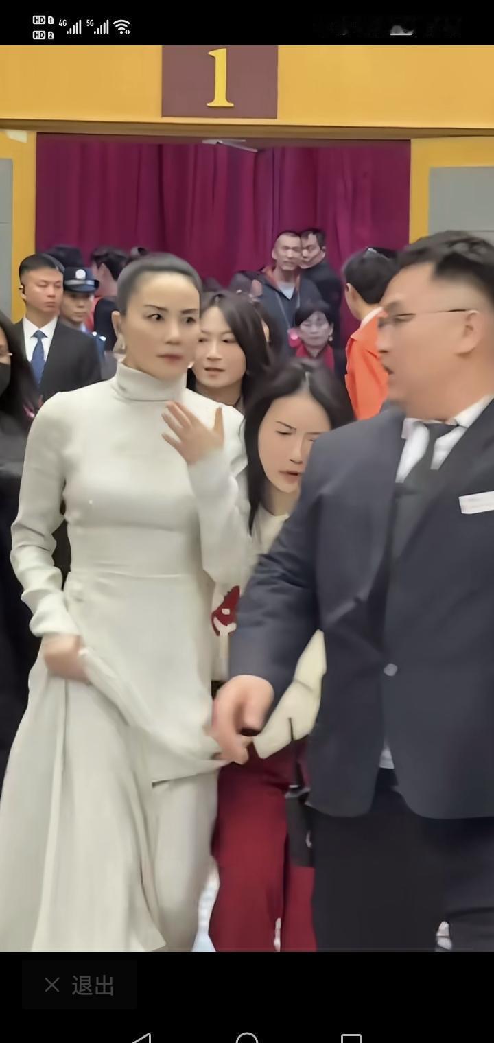 春晚王菲唱了啥不重要，她那件白裙子才让人炸锅。歌没火，裙子却刷爆全网，就因为“