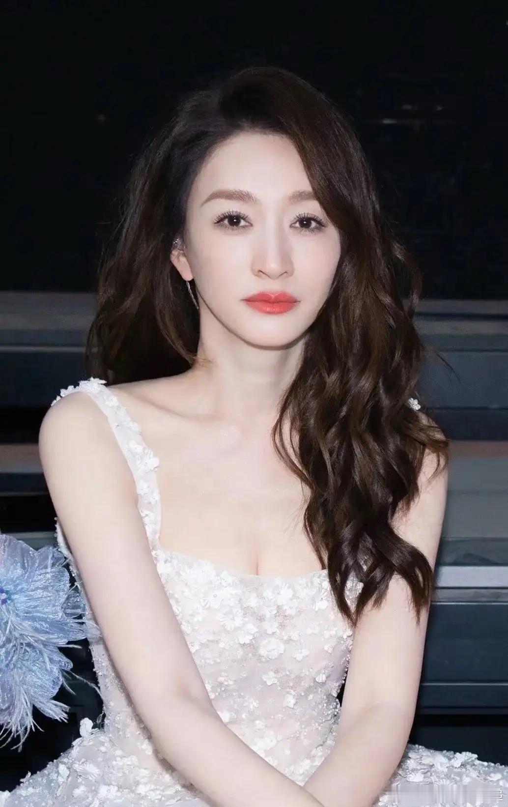 结婚十年不要小孩李小冉说责任沉重承担不了，不得不承认，没生孩子的她就是显得年轻，