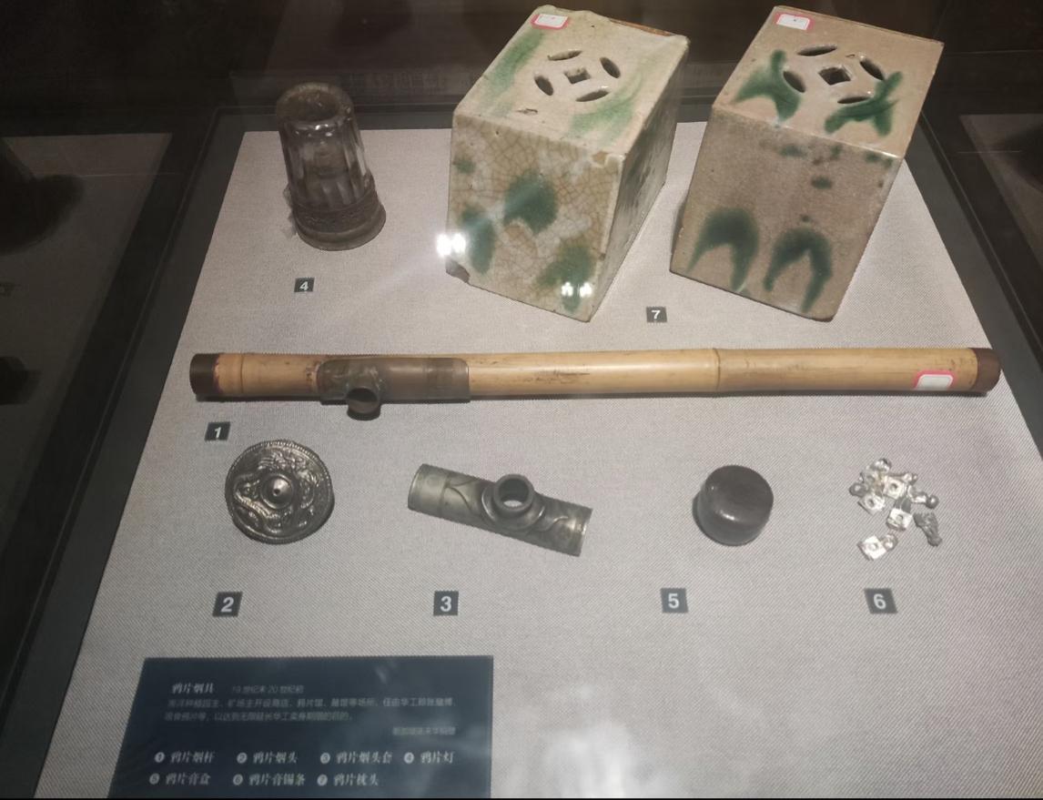 清末的鸦片烟具。看上去让人唏嘘，这玩意在那个时代害了很多人，使得很多人家破人