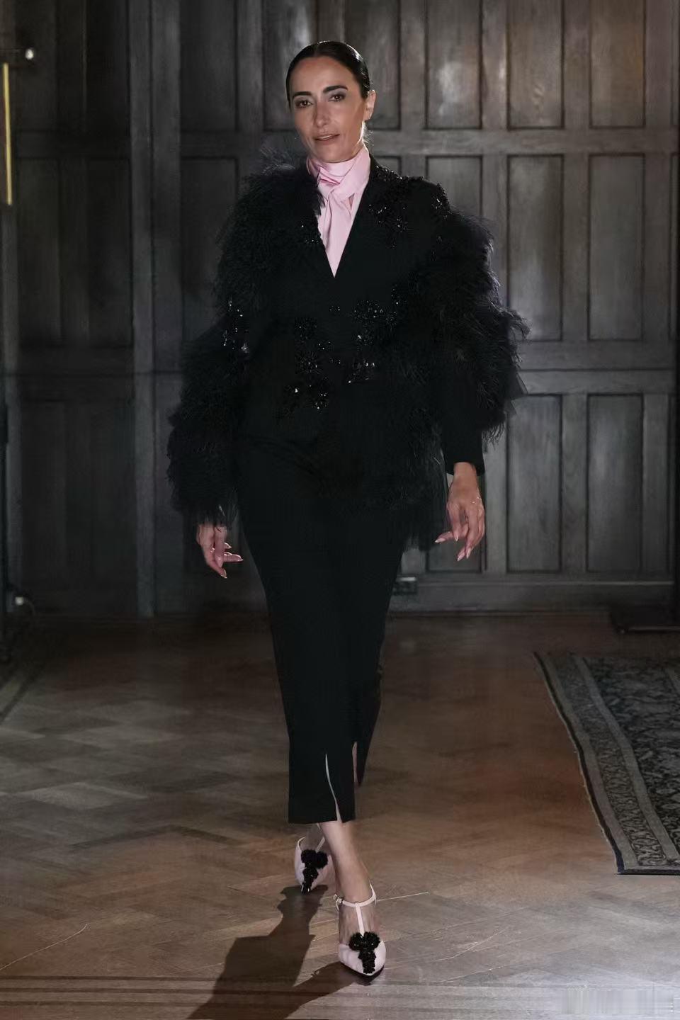 LisaS超模女王回归Lisa参加Libertine25周年秀看到LisaS