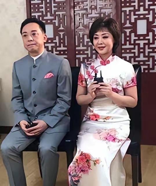 京剧演员李胜素年满59岁，她这辈子没结婚，也没孩子，一生未婚未育，身边却有个男人