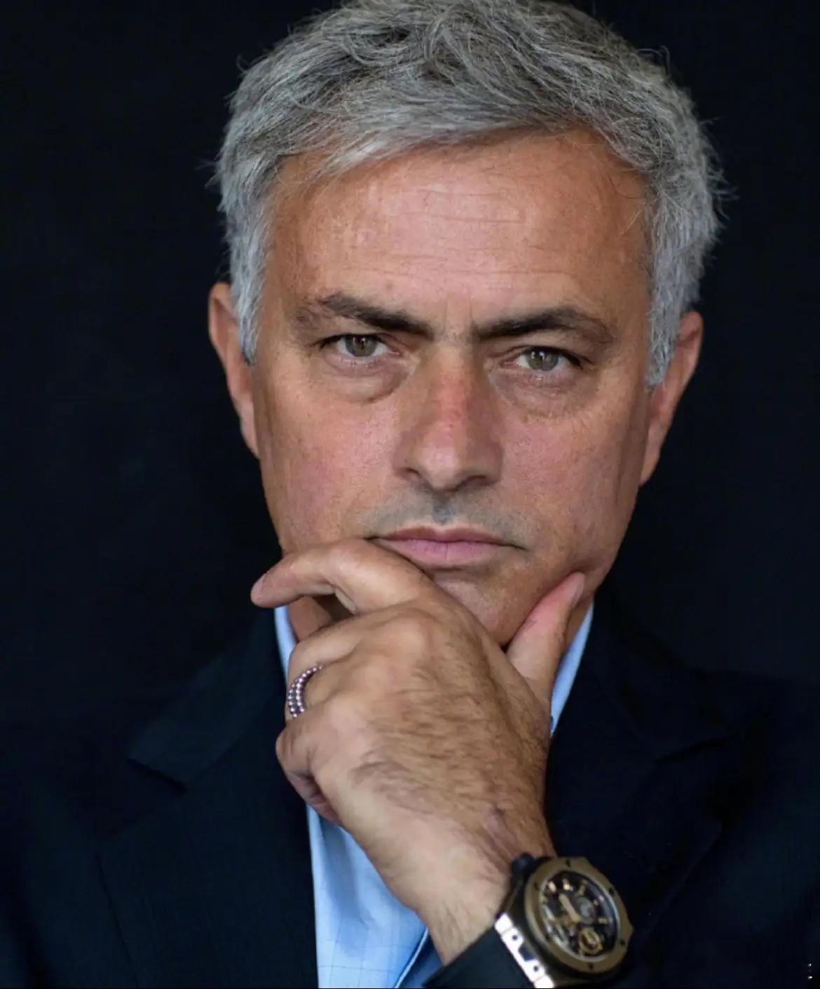 穆尼里奥创下的记录1）连续9年150场比赛主场不败2）唯一一位率领4支不同球队夺