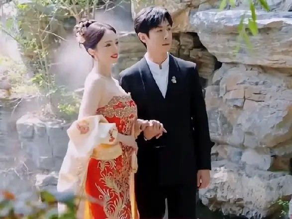 董璇和张维伊拍中式结婚礼服，这两人的肢体语言，就是很爱啊！尤其是董璇，那种开心和