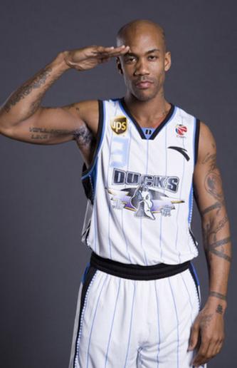 马布里这一次，人生赛场又打出了一记“绝杀”。曾经在NBA、CBA叱咤风云的“独狼