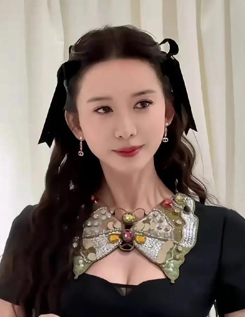 今天晚上又得很很多男人睡不着了51岁林志玲突然出现在上海，低胸黑短裙打扮，完