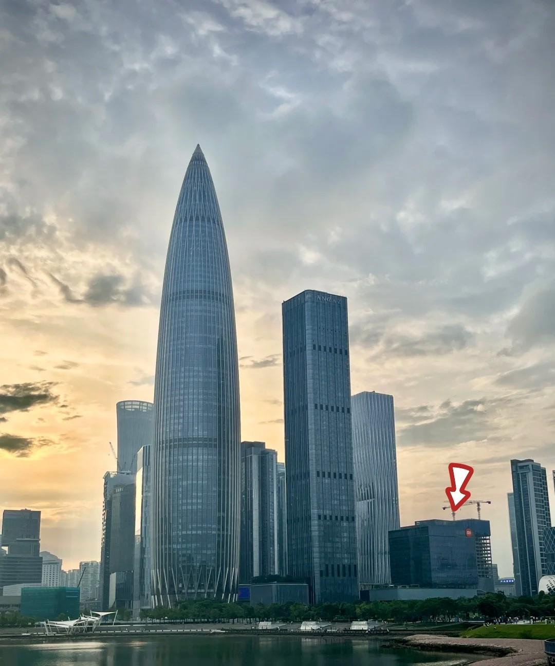 有人说，小米深圳总部就是浪费土地竟然在寸土寸金的深圳湾CBD，只是建了一栋1