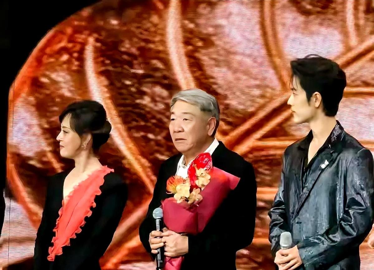 “希望您牙口一直好，还能在片场嗑瓜子。”这话是孙俪在品质盛典上，对着台下的导