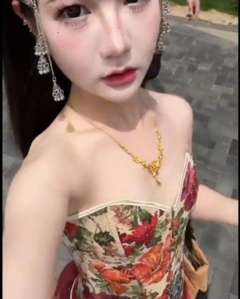 江苏徐州宝莲寺这名女生的吐槽视频，看得让人直呼尴尬！一身碎花抹胸还露着肩，