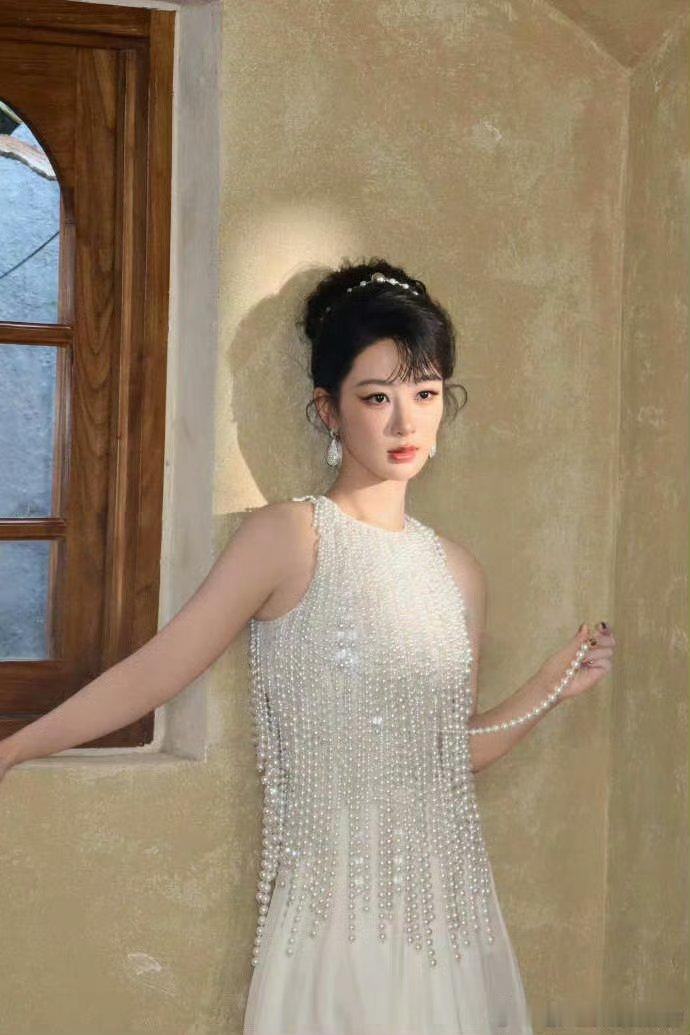 杨紫将登上vogue港版开年刊，之前已经达成五大准满➕二小满贯，即将补齐五大满贯