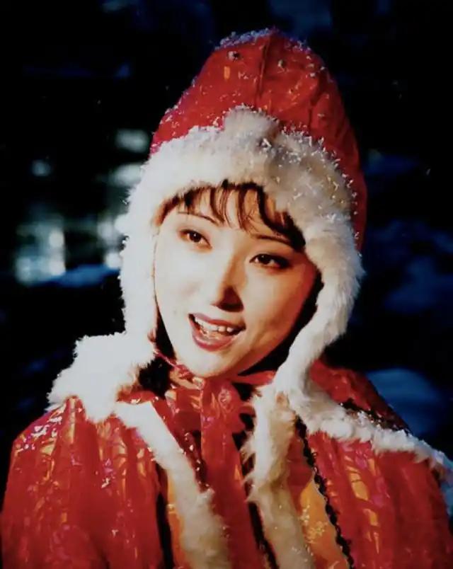 黛玉和薛宝钗，谁的人缘更好？黛玉进荣府后，薛家的千金宝钗，也很快进府，双美争锋