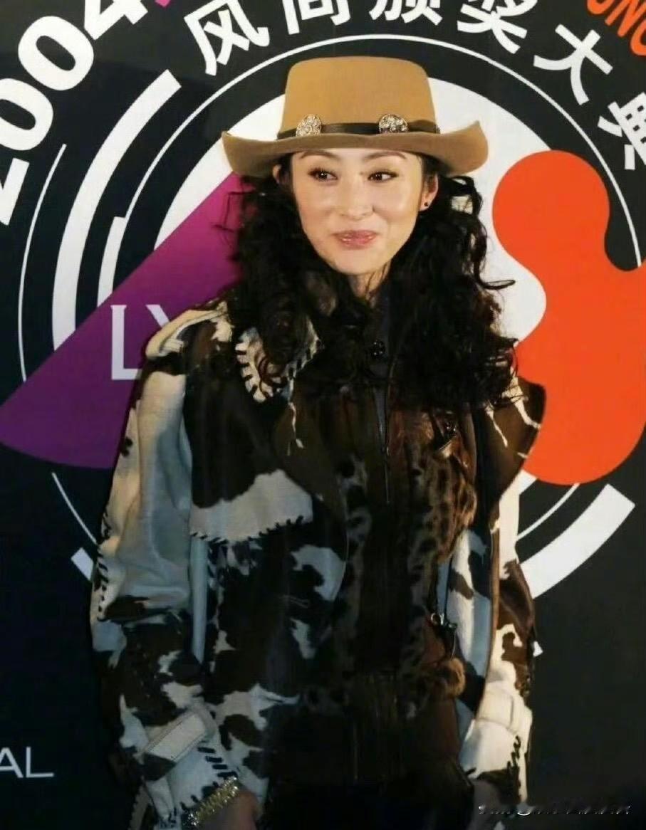 经济上行期的美，现在已经看不到了。千禧年红毯满满的时代氛围感，看着就好有回忆感，