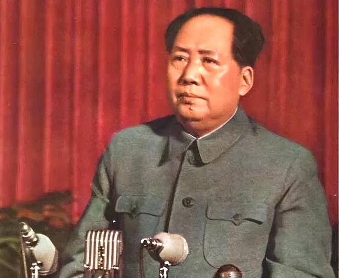 毛主席的弟弟排队买票，结果排队三天都没买到，惊动了车站负责人。1950年春节