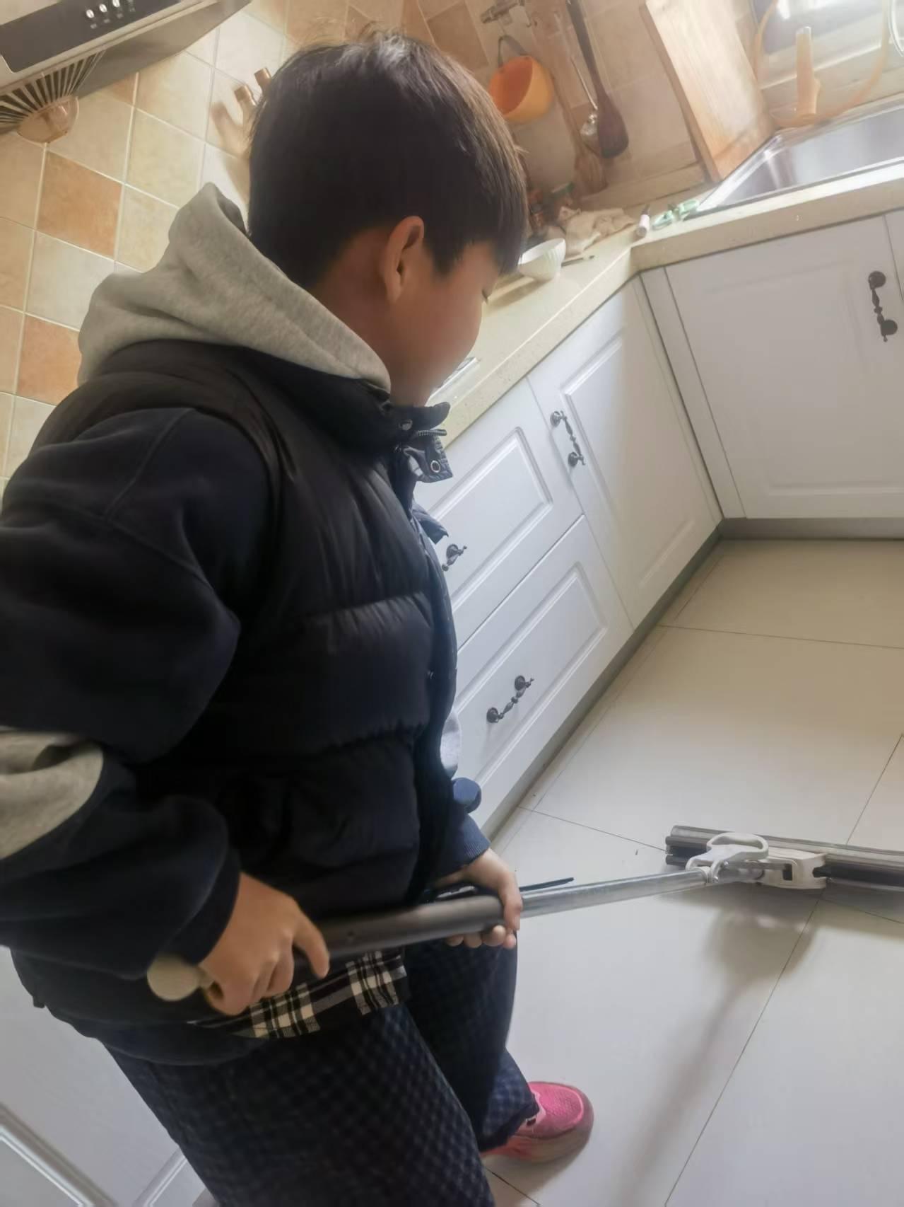 时间过的真快，一转眼孩子就开学了，看着他主动拿起拖把帮我做家务，心里又暖又欣慰。