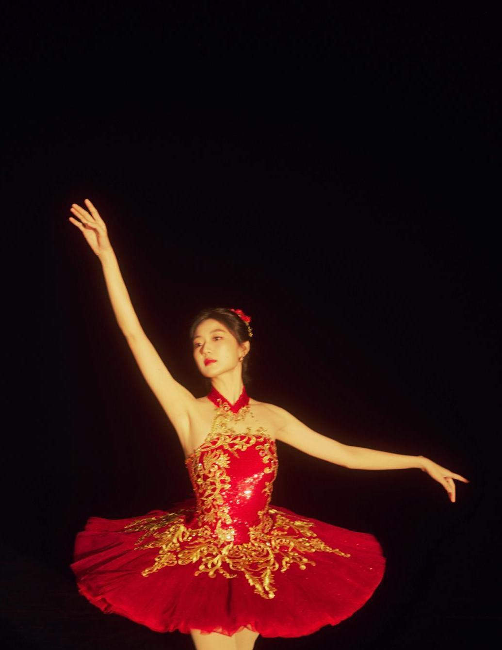 孙千从小就学习芭蕾，换上芭蕾舞服、轻轻踮起脚尖的样子，真的像极了八音盒里精致灵动