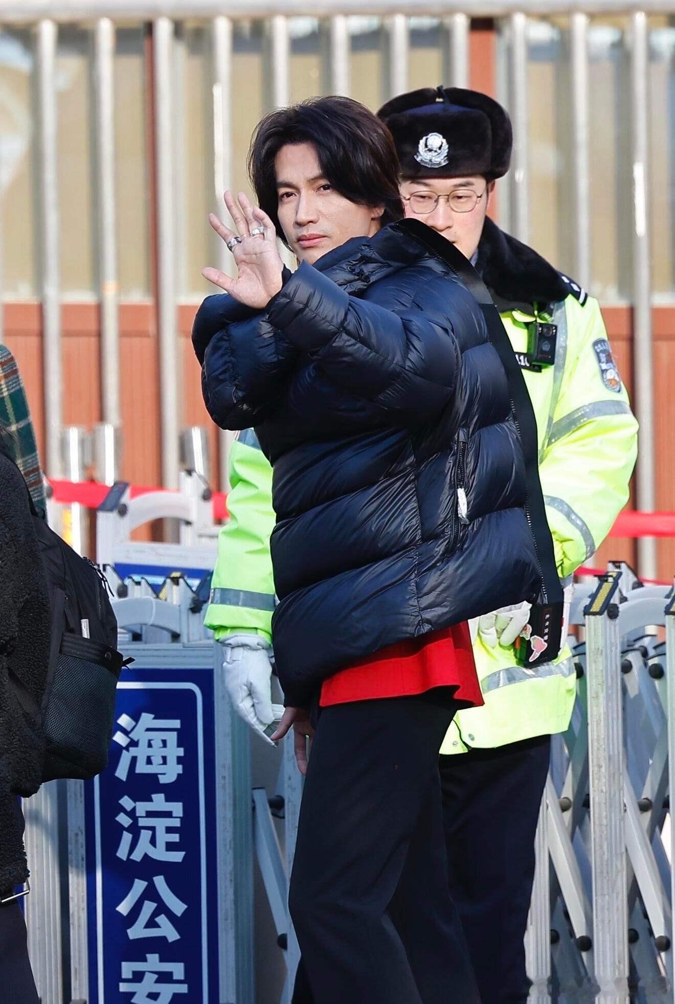 近日，言承旭现身北京，参加春晚彩排下班照，49岁的他，这状态真的好nice啊。还