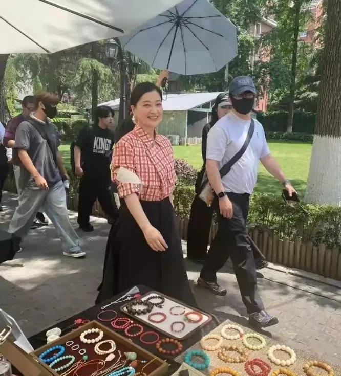 梅婷，穿着最大方的中年女星。虽然生过孩子又人到中年，梅婷略微有些发福了，但温婉