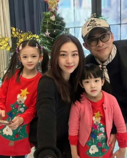 果然老婆还是要娶漂亮的，看樊少皇和贾晓晨的女儿们长得有多美！虽然爸爸长得不怎么