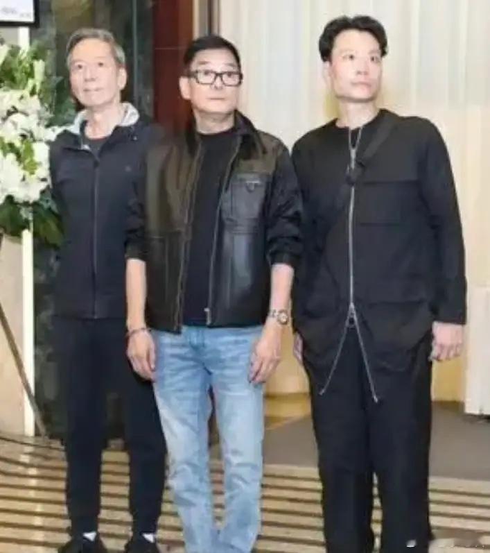 奉劝大家一句，参加葬礼的时候，你可以不哭，也可以不随礼，但千万不要像李国麟一样穿